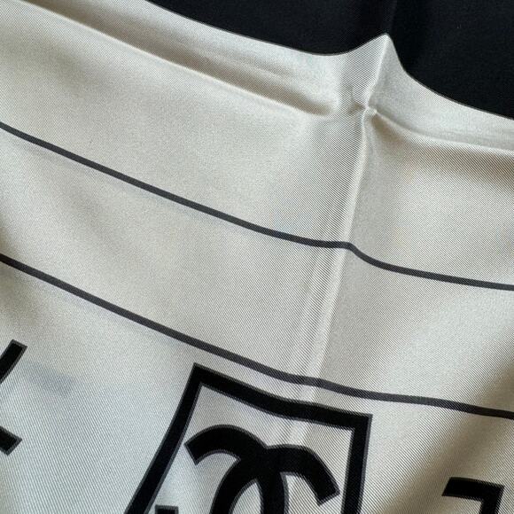 Coco Chanel Silk CC Scarf 100% Authentic Black And White 34 x 34 Square - Picture 3 of 4